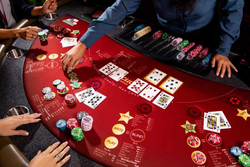 Tìm hiểu thuật ngữ về lối chơi để trải nghiệm Poker dễ dàng hơn.